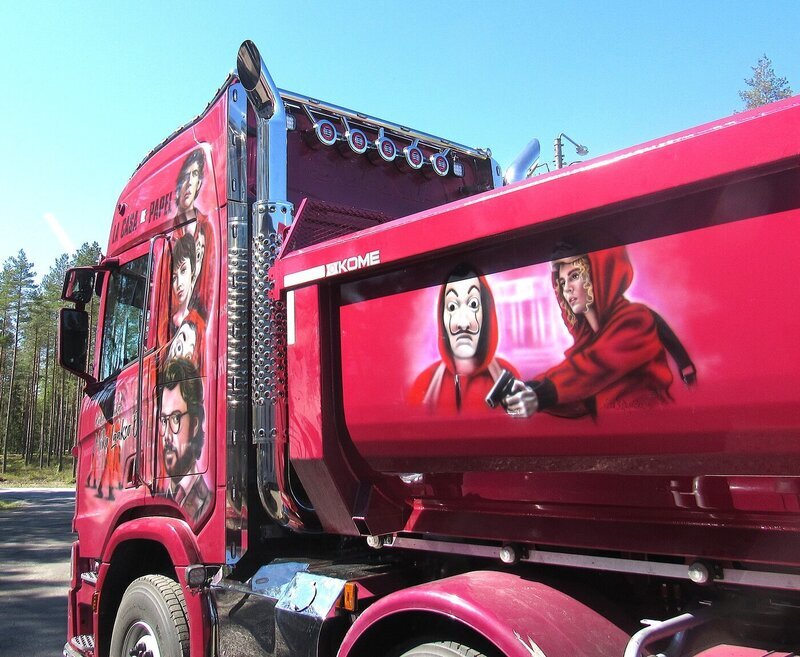 <b>Kuljetusliike Mika Laakso</b><br>Tuplapystyputket lämpösuojapelleillä