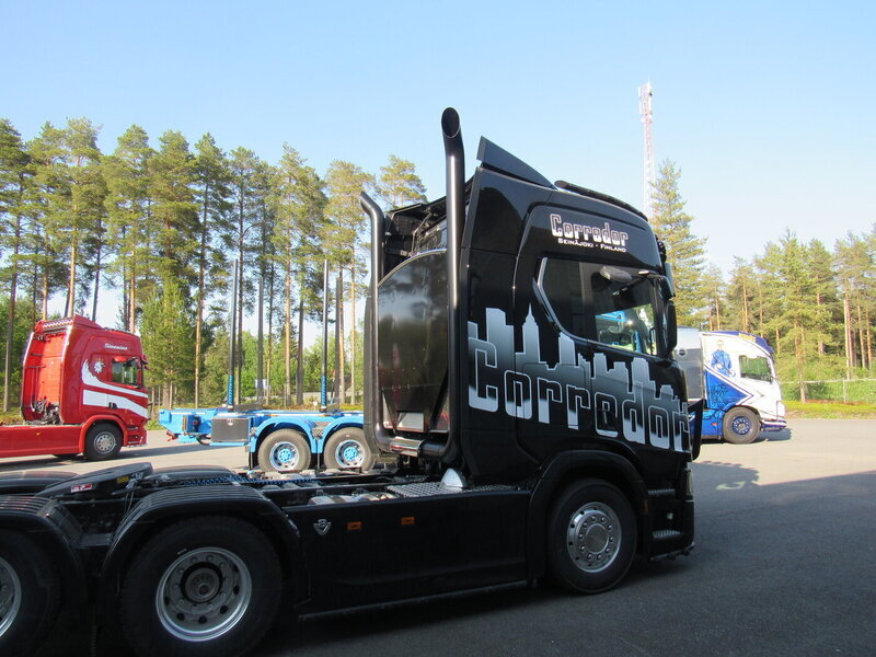 <b>Corredor Oy</b><br>Tuplapystyputket, kuumankestomustalla maalattuna