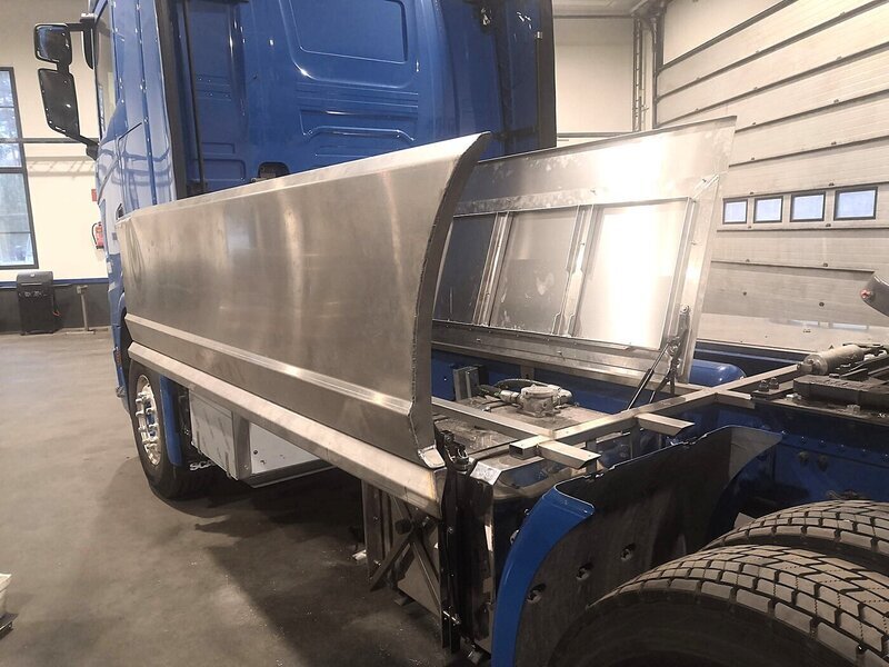 <b>Molanders Transport Ruotsi</b><br>Aukeavat päällystasot, nousevat alleajosuojat,helmakotelot