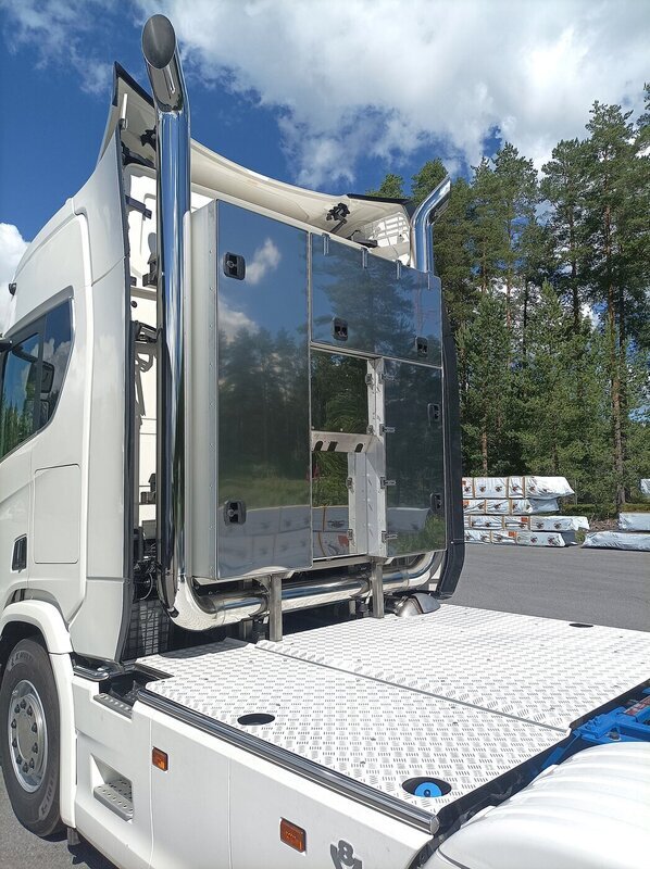 <b>Marhed Oy</b><br>Päällystasot, kaapistot asennettu pystypakoputkien kanssa