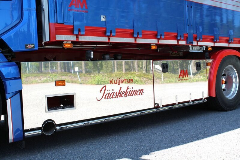 <b>Kuljetus Jääskeläinen</b><br>alleajosuojat nimitekstillä