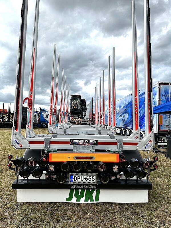 <b>Kuljetus P.Mäkelä</b><br>Special takavalot maalattuna