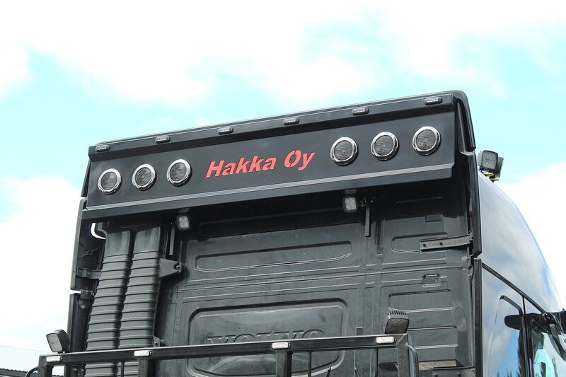 <b>Hakka Oy</b><br>Takavalokotelo ylös maalattuna asiakkaan logolla